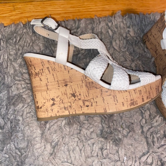 ✨WHITE WEDGES✨ - Picture 3 of 4